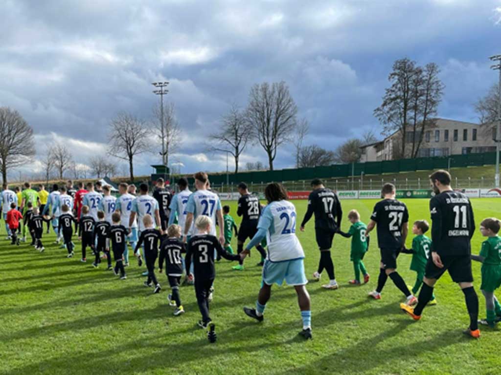 Einlaufen mit den Kickern des SV Rödinghausen und FC Schalke 04